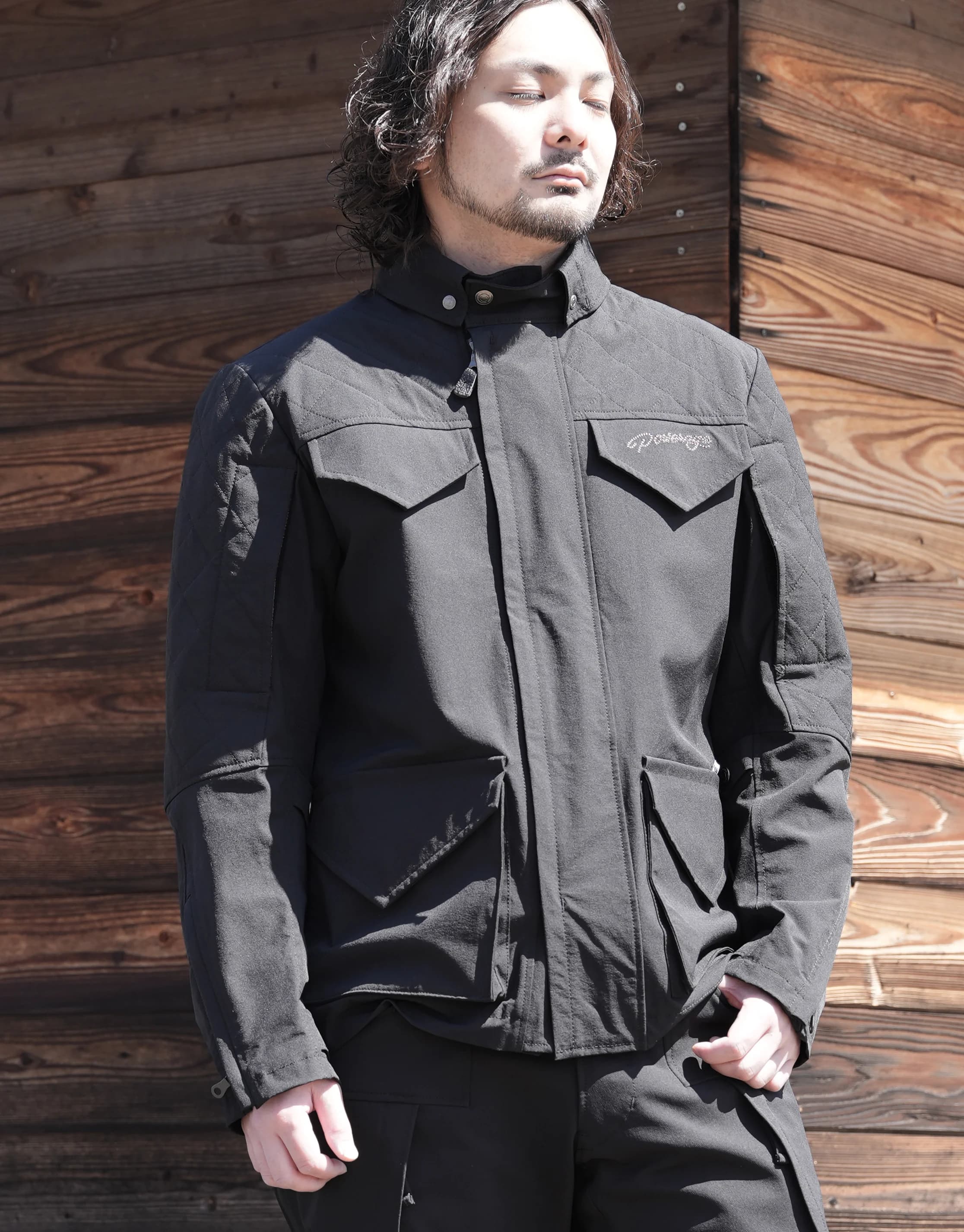黒のジャケットを着用したライダー
