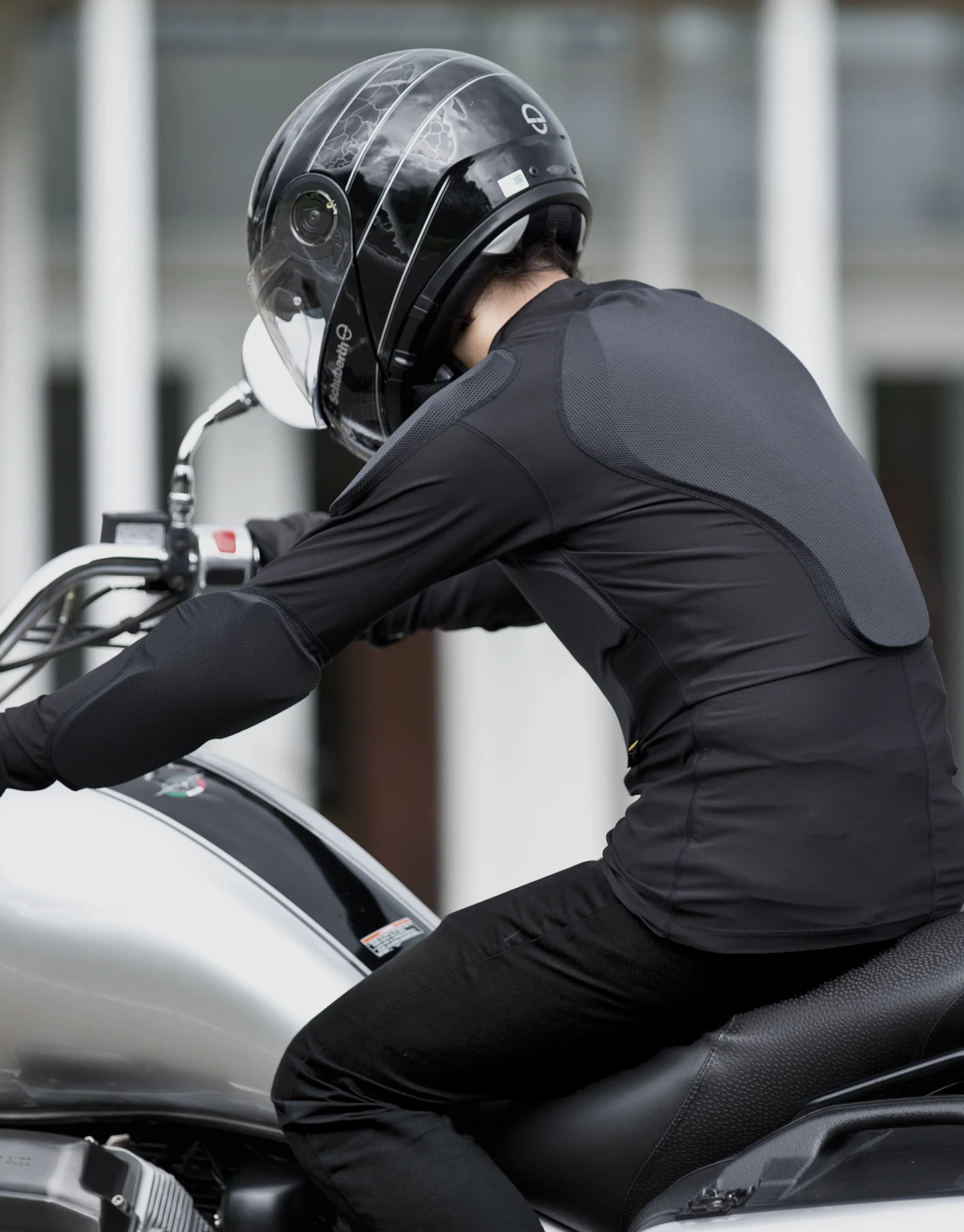 プロテクターインナーを着用しバイクにまたがる人物
